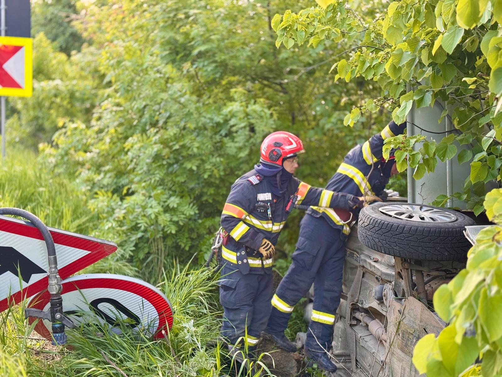 Mașina unuia dintre șoferi S-A RĂSTURNAT după ce a intrat în coliziune cu…
