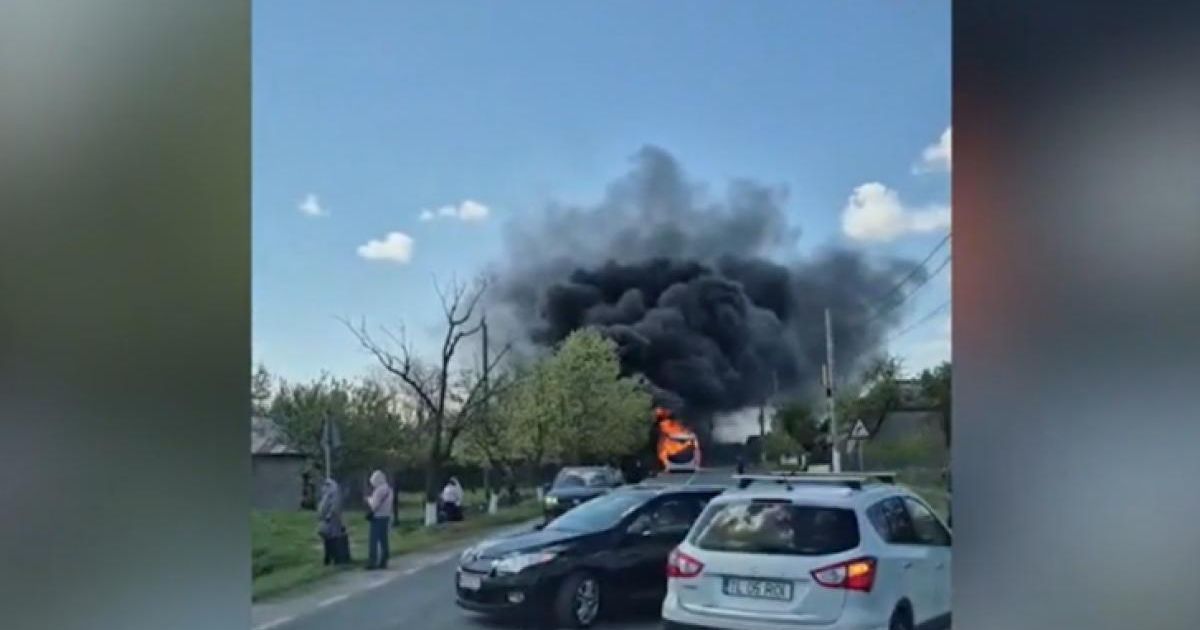 AUTOCAR cu 27 de persoane cuprins de flăcări, însă toți pasagerii au reușit să…