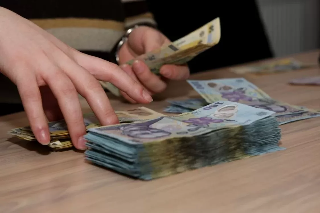 Atenție, pensionari! Statul ne verifică banii de la saltea. E corect?