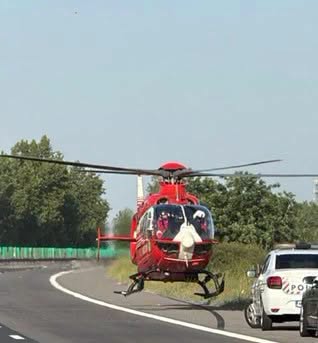 Tragedie cumplită în Mureș! O autoutilitară s-a făcut praf de un copac. Un om a murit, altul se zbate între viață și moarte