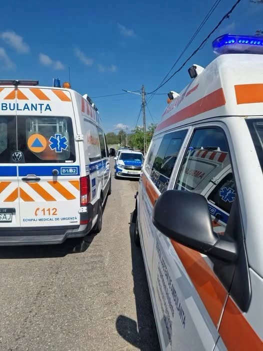 Clipe de groază pe DN 14! Un bebeluș de 6 luni și mama lui, transportați de urgență la spital după un impact violent