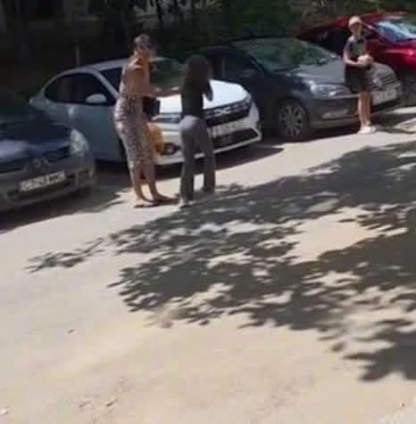 A cedat nervos și și-a lovit fiica în plină stradă! Decizia radicală luată de autorități pentru mamă