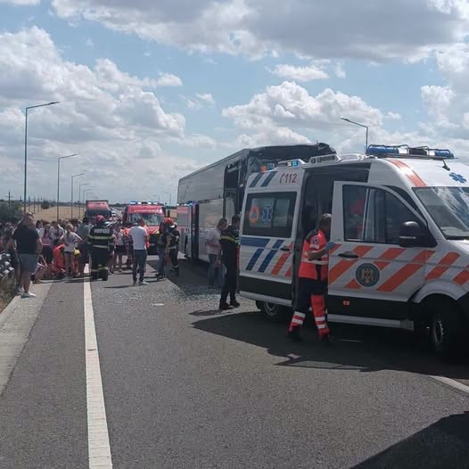 Plan Roșu în Călărași: Autocar cu 60 de oameni, izbit violent de un tir. Elicopterul SMURD a aterizat de urgență