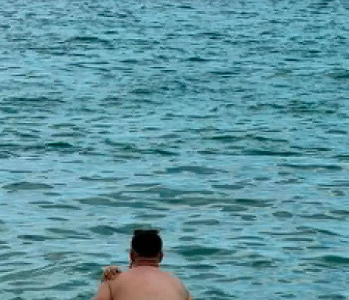 Scene ca în filme pe litoral. Ce au făcut doi tineri în apă a atras privirile tuturor celor din jur