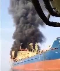 Alertă lângă Sfântu Gheorghe. Un petrolier a fost lovit și a luat foc pe mare