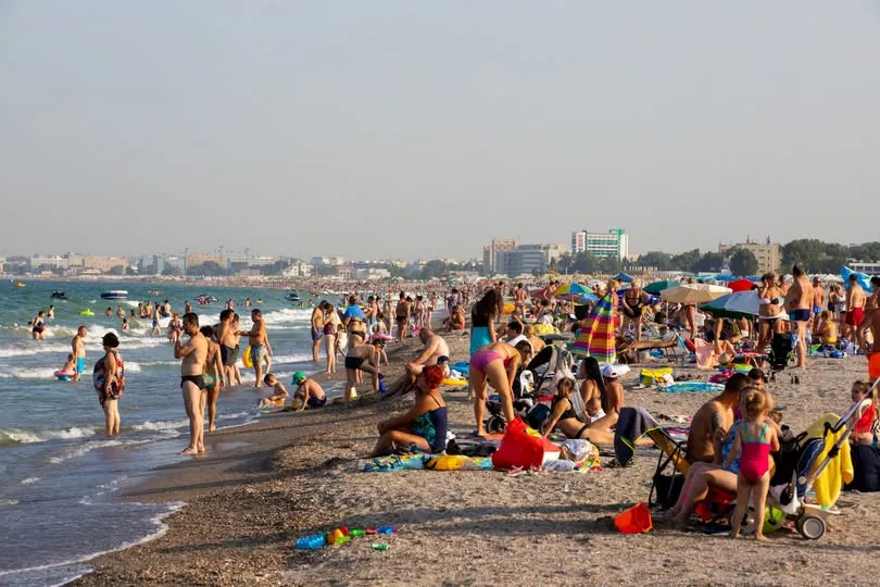 Fenomenul meteo bizar care a răcit apa mării pe litoral. Turiștii găsesc temperaturi de iarnă în plină vară
