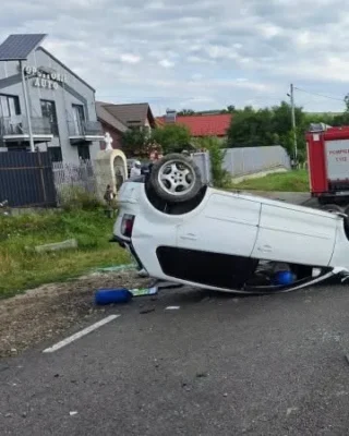 Accident rutier grav la Târgu Neamț. Două persoane au fost rănite după ce o mașină s-a răsturnat pe carosabil