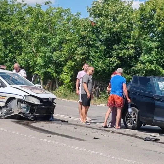 Accident rutier în Eforie. O șoferiță a fost rănită după o coliziune cu o mașină de poliție
