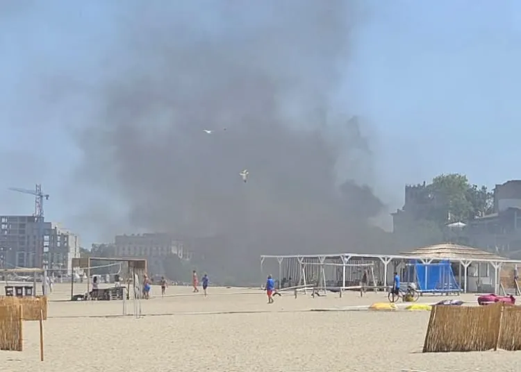 Incendiu izbucnit la un container al salvamarilor în stațiunea Mamaia Nord. Pompierii au lichidat flăcările