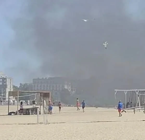 Incendiu violent la un container al salvamarilor din stațiunea Mamaia Nord. Pompierii au intervenit de urgență