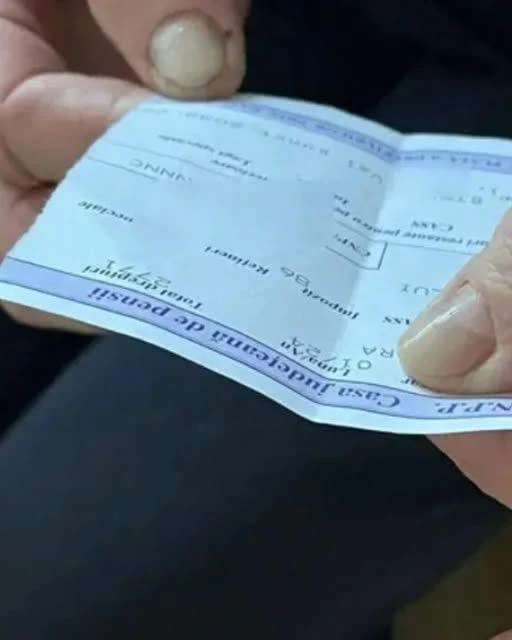 Calendarul plăților pentru pensii și alocații în august 2026. Când intră banii pe card și la poștă