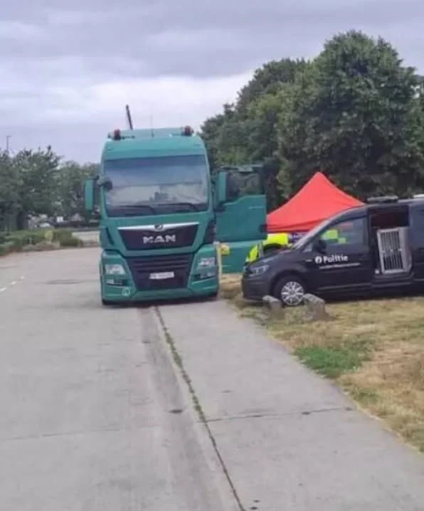 Șofer de TIR, găsit decedat în cabina unui camion înmatriculat în România. Anchetatorii au stabilit cauza morții