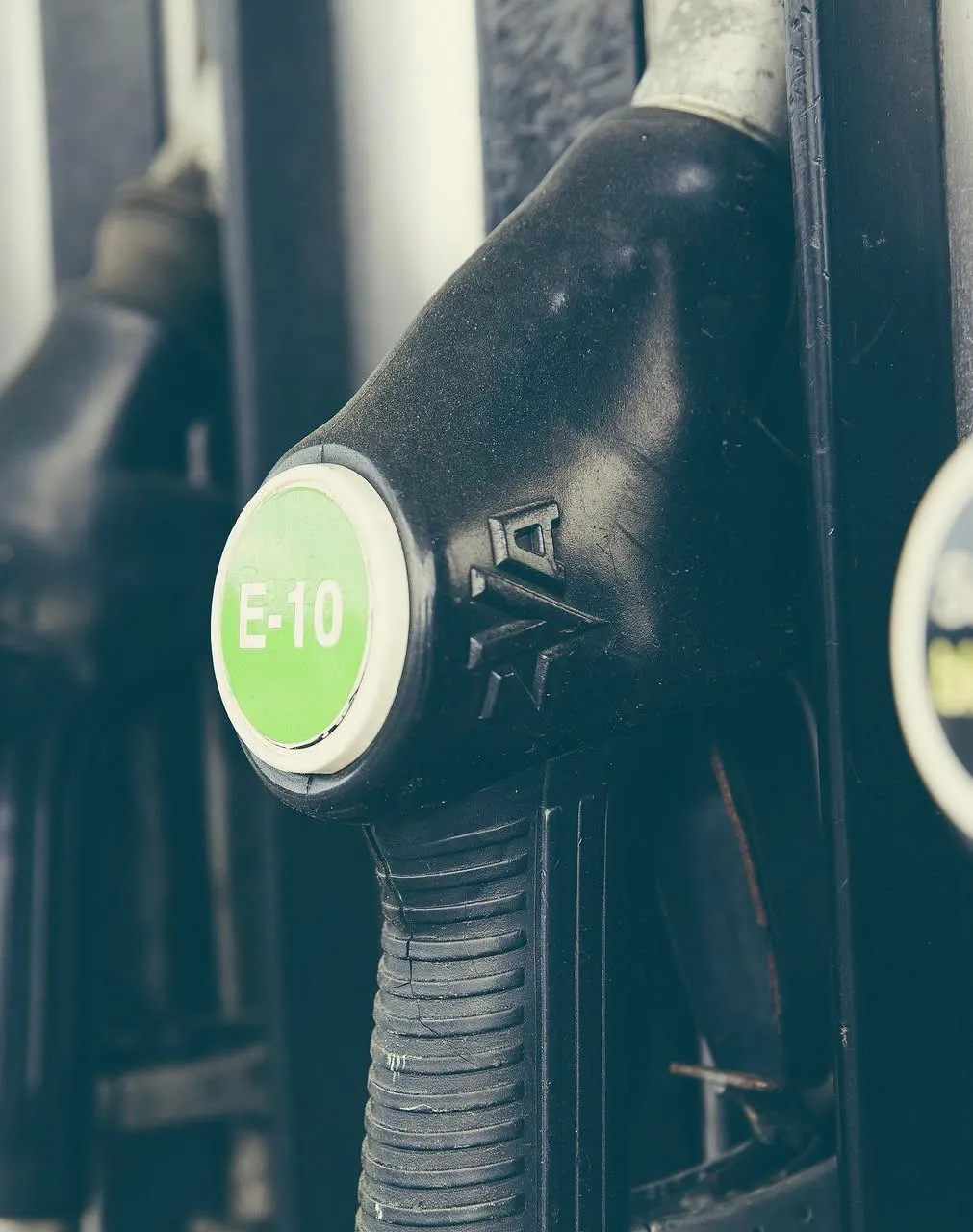 Camera Deputaților a aprobat legea accizei dinamice. Șoferii vor plăti mai puțin pentru carburanți