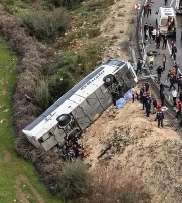 Sfârșit cumplit pentru un grup de elevi! Autocarul în care se aflau s-a făcut praf: 21 de oameni au murit