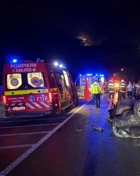 Accident grav în județul Suceava. Un șofer de 20 de ani a intrat cu mașina într-un cap de pod