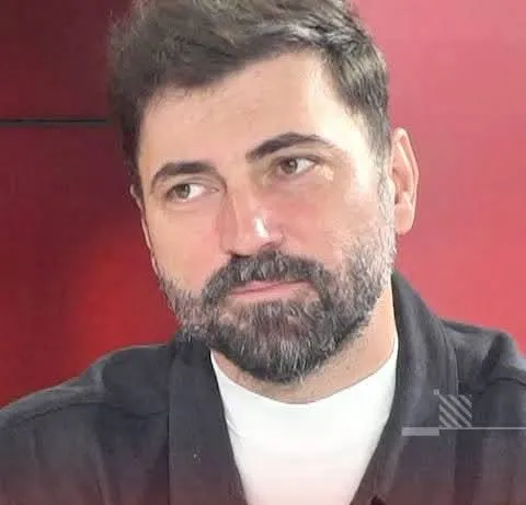 Accident rutier în Argeș. Antrenorul Adrian Ropotan a fost rănit după ce șoferul microbuzului a suferit un infarct