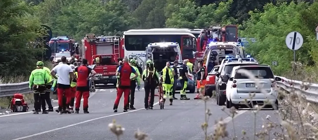 Tragedie rutieră în Italia. Șase morți și zeci de răniți după un accident violent pe autostradă
