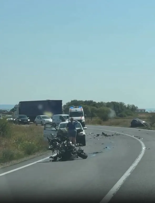 Accident grav pe DN 1. Un motociclist din Polonia a murit după impactul cu două autoturisme