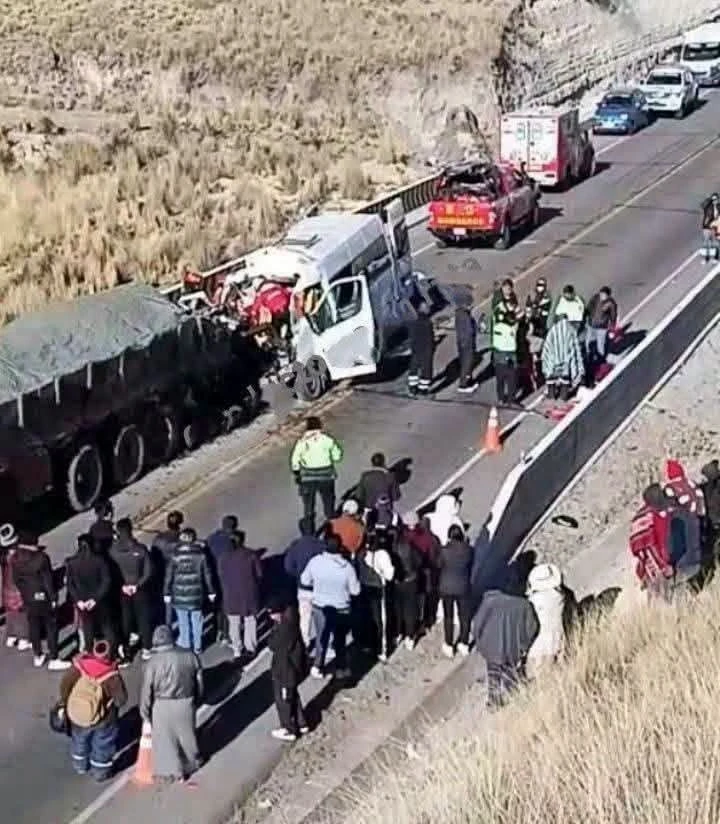 Tragicul accident din Peru. 13 morți și patru răniți după coliziunea dintre un microbuz și un camion oprit pe drum