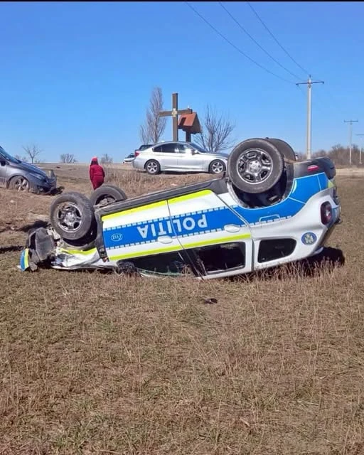 Accident grav pe E85. O autospecială de poliție s-a răsturnat după impactul cu un autoturism condus de o femeie
