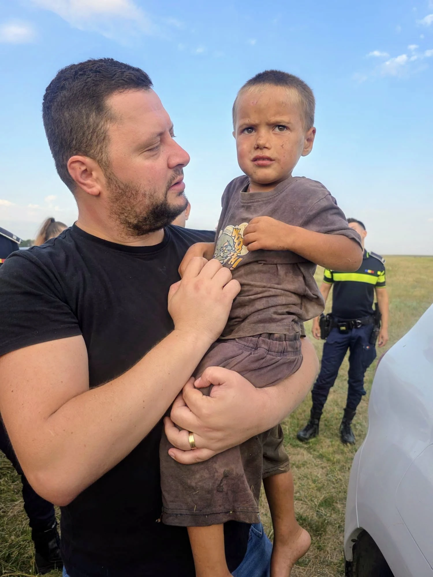 Copil de trei ani dispărut la o stână din Constanța a fost găsit după ore întregi de căutări pe câmp