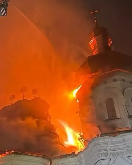 Catedrala din Lavra Kiev-Pecerska a fost cuprinsă de flăcări în urma unui atac cu rachete și drone