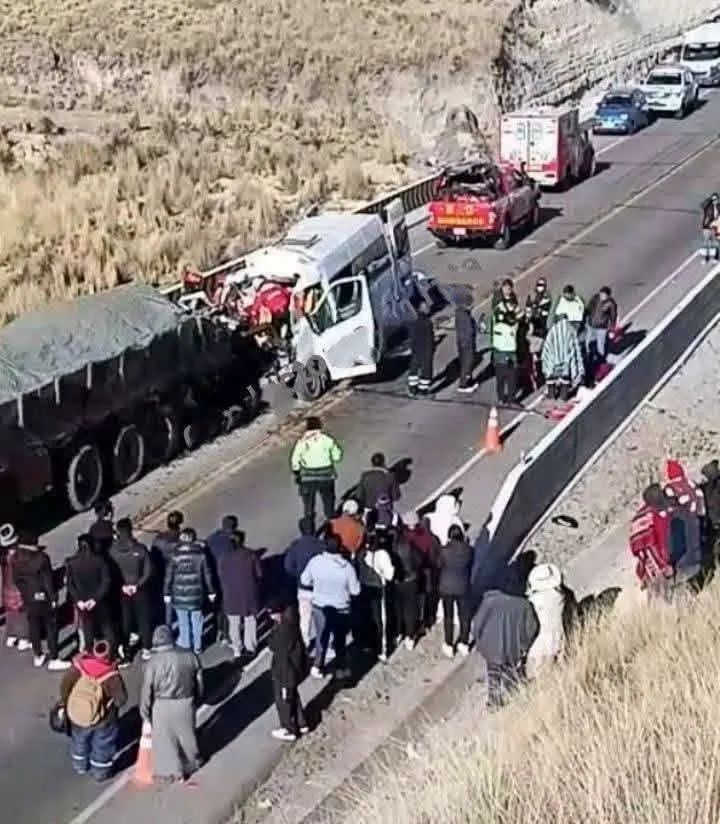 Tragedie rutieră în Peru. Cel puțin 13 morți după ce un microbuz a intrat în plin într-un camion oprit pe carosabil