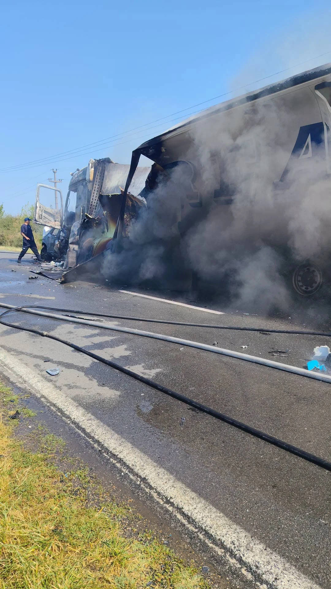 Accident grav pe DN 58. Un șofer a murit după ce mașina sa s-a ciocnit frontal cu un TIR și a luat foc