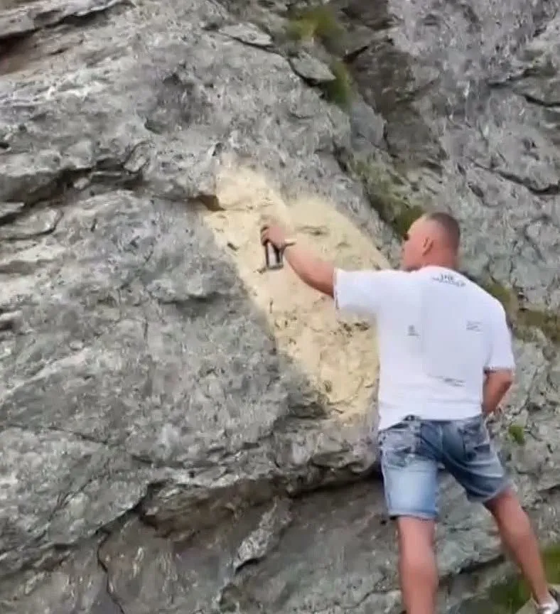 Gest romantic sancționat pe Transfăgărășan. Un bucureștean a vandalizat o stâncă și riscă o amendă uriașă