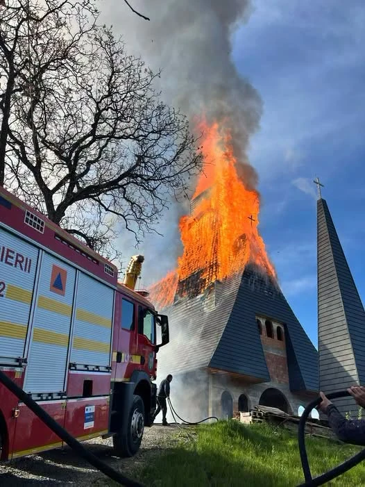 Incendiu violent la biserica de lemn din Șurdești. Monumentul UNESCO din Maramureș a fost cuprins de flăcări în timpul unor lucrări