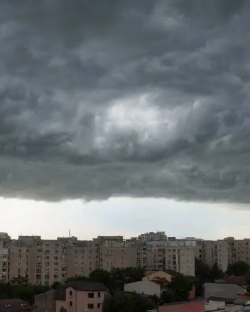 Cum evoluează vremea. Temperaturile scad ușor în unele regiuni, dar instabilitatea atmosferică aduce ploi și descărcări electrice