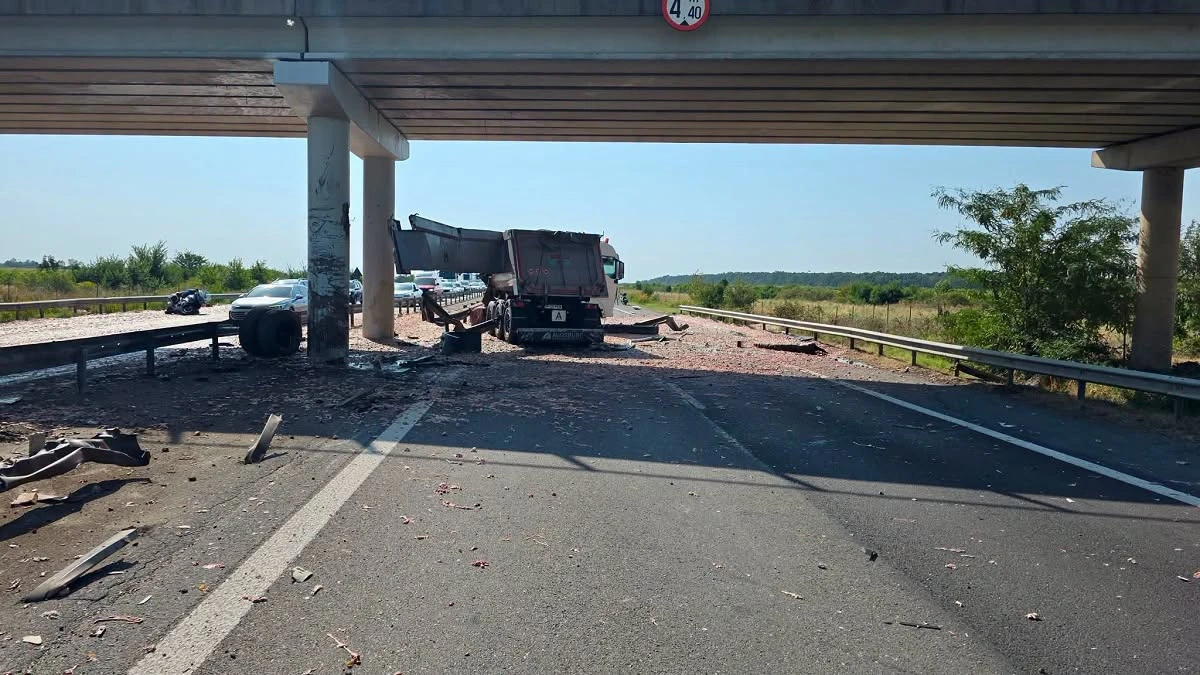 Accident pe Autostrada A1. Trafic blocat spre Capitală după ce un TIR a lovit un picior de pod