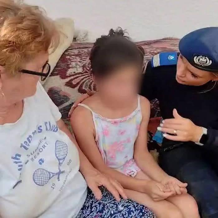 O fetiță din Bacău a fugit de acasă și s-a ascuns zile în șir de teama mamei. Poliția a emis ordin de protecție