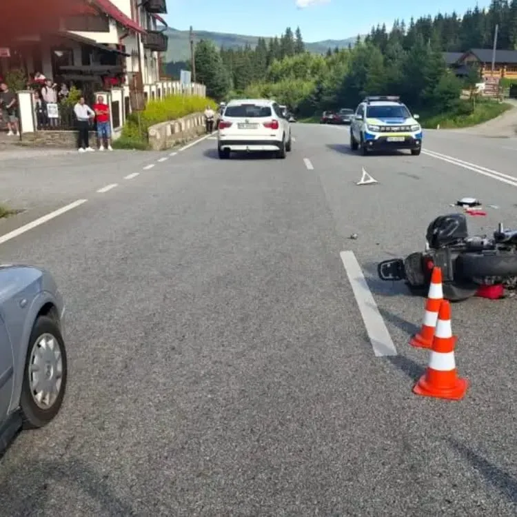 Tragedie în Pasul Mestecăniș. Un motociclist a murit după ce a fost spulberat de un șofer începător pe contrasens