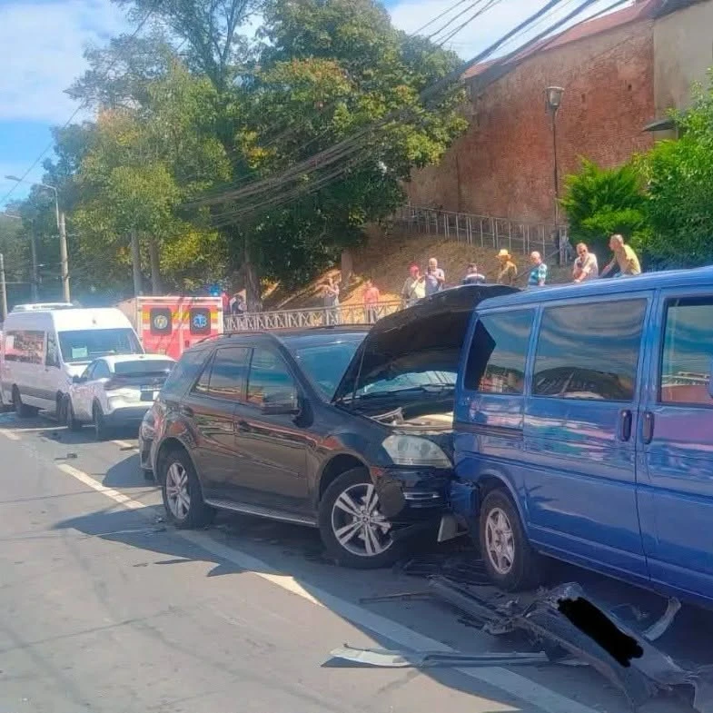 Accident mortal în Capitală. O mamă a murit după ce a fost lovită de un camion pe trecerea de pietoni împreună cu copilul și bunica