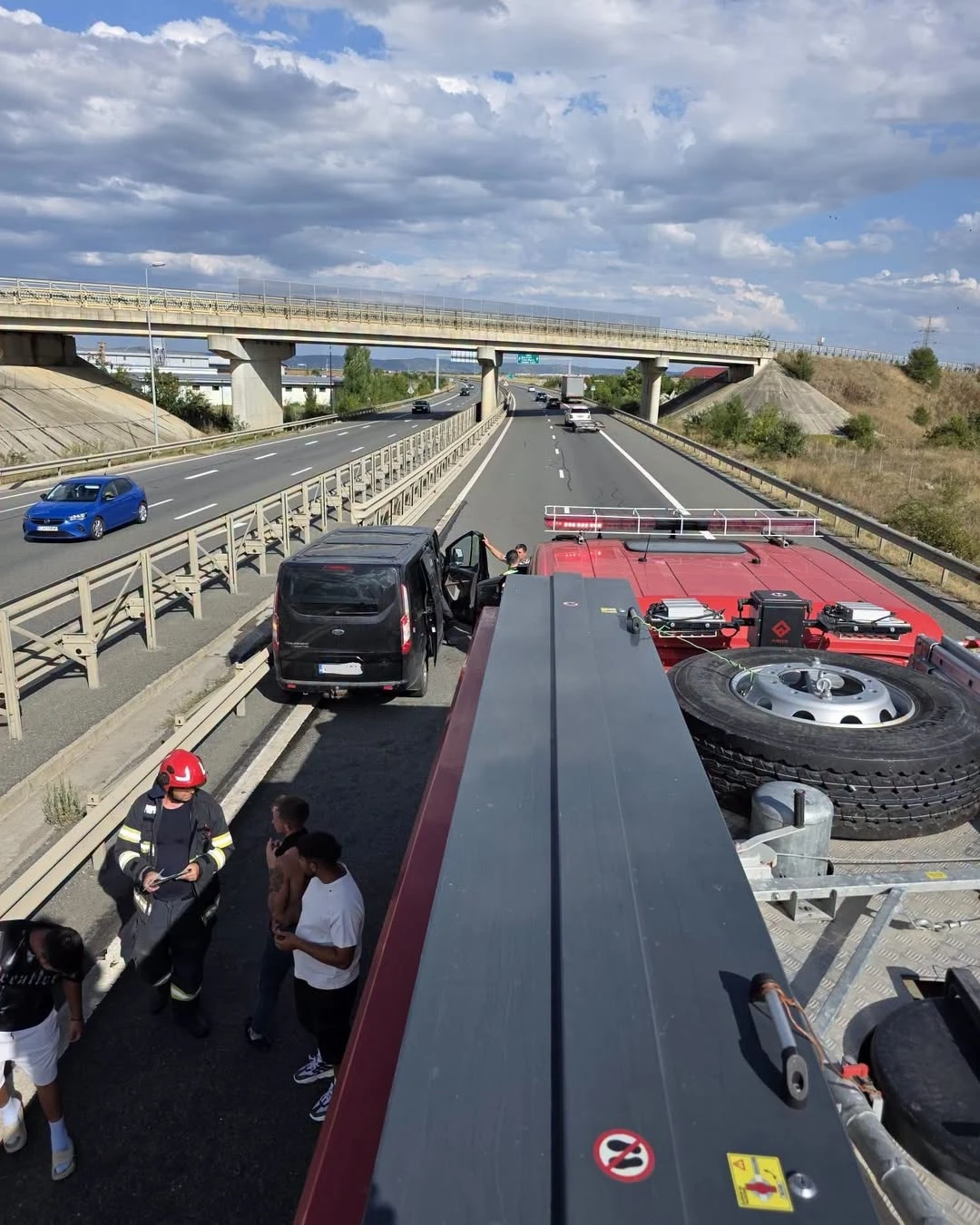 Microbuz plin cu muncitori, izbit violent de un TIR pe A3. Șoferul a ațipit