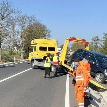 Accident rutier în Botoșani. O cunoscută interpretă de folclor a ajuns cu mașina în șanț după un impact violent