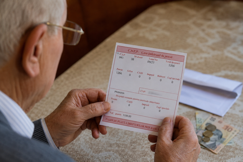 Calendarul plăților pentru pensii și alocații în luna august. Când intră banii pe card sau prin poștă