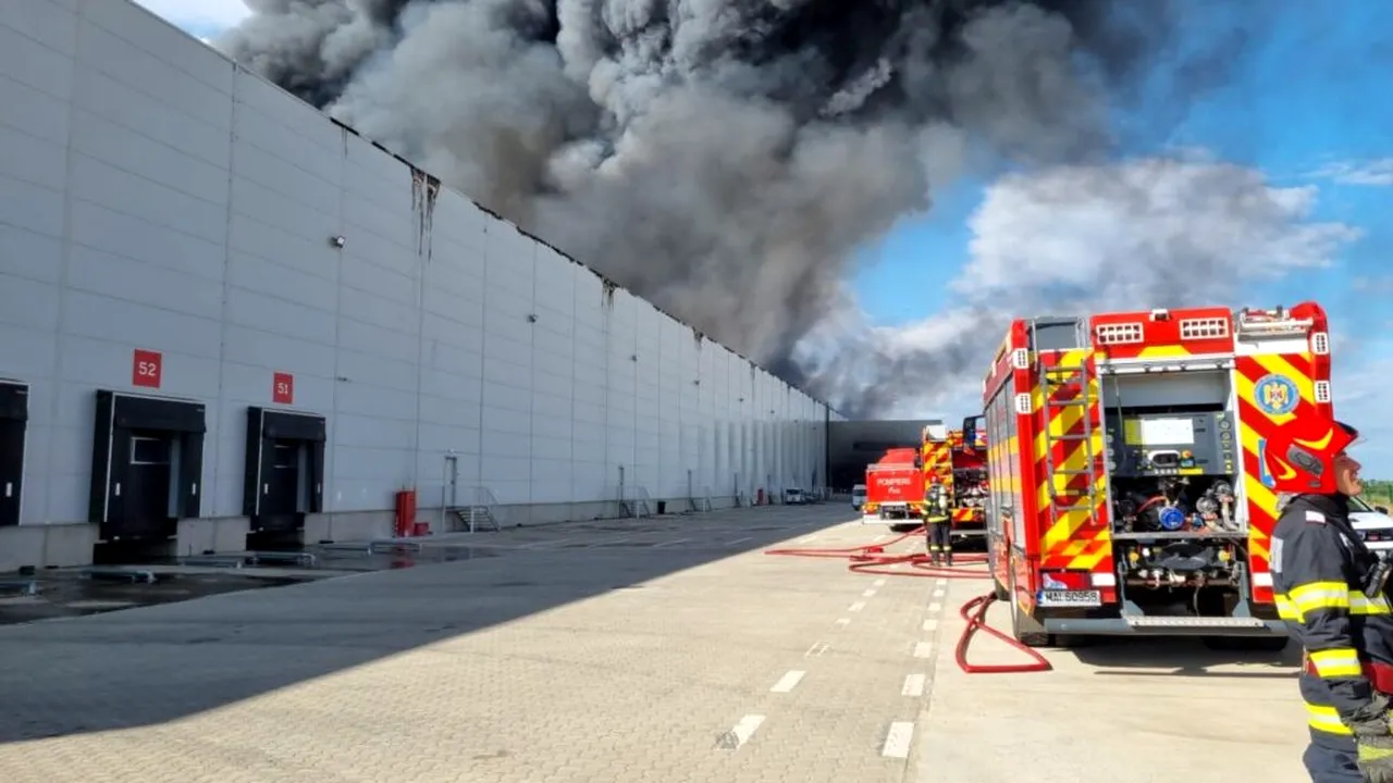 Incendiu la o hală de producție din județul Argeș. Pompierii intervin cu mai multe autospeciale pentru stingerea flăcărilor