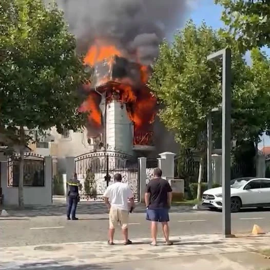 Incendiu la Palatul vrăjitoarei Vanessa din Chitila. O sumă mare de bani a fost mistuită de flăcări
