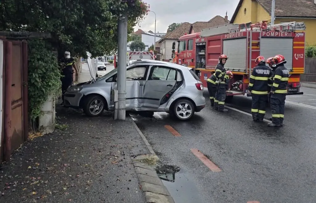 Accident grav la Sibiu. O șoferiță de 22 de ani a intrat cu mașina într-un stâlp și a ajuns la spital