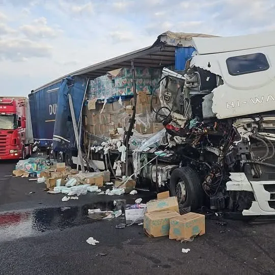 Accident între două camioane pe Drumul Expres Craiova Pitești. Traficul este blocat pentru intervenție