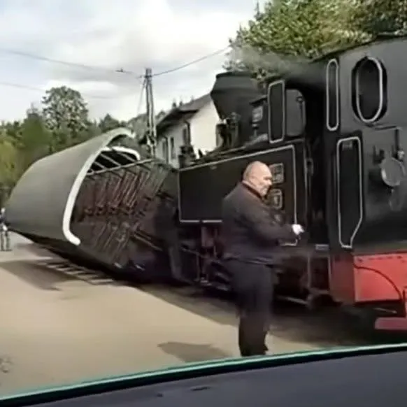Incident cu Mocănița Huțulca. Un vagon s-a răsturnat în timpul cursei cu zeci de turiști la bord