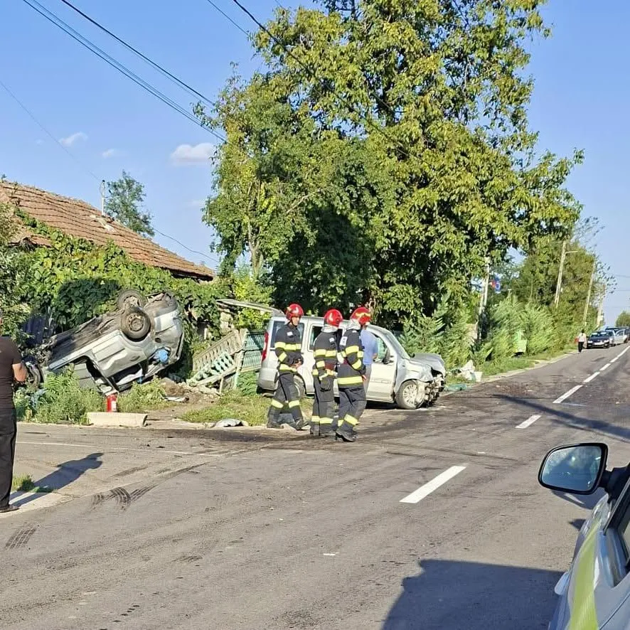 Accident rutier în comuna Romanu. Cinci persoane au ajuns la spital, iar un șofer a fugit de la fața locului