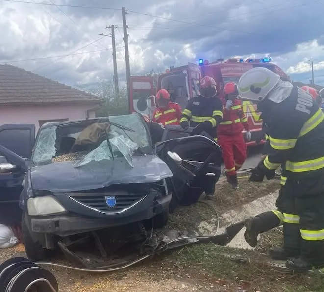 Accident rutier în Bihor. Un șofer încarcerat a fost salvat de un pompier aflat în timpul liber