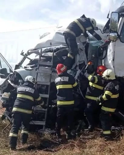 Accident tragic pe DN6 în Caraș-Severin. Două femei au murit după ce microbuzul a fost strivit între două TIR-uri