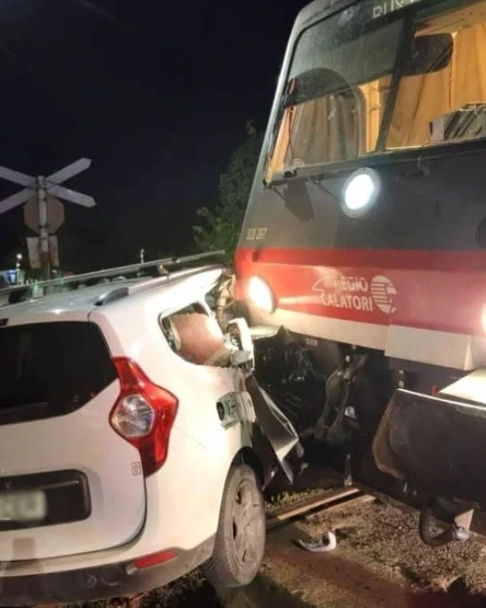Mașină cu șapte persoane lovită de tren în Iași. Toți ocupanții au refuzat îngrijirile medicale