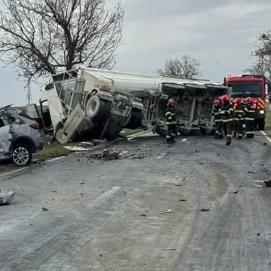 Tragedie rutieră în Constanța. Un șofer a murit carbonizat după ce mașina sa s-a ciocnit violent cu un TIR