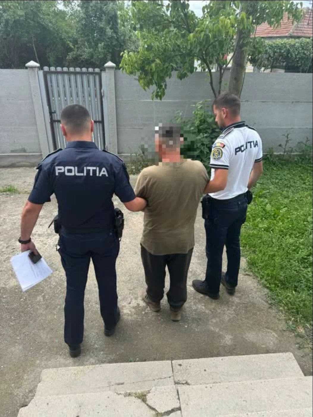 Doamne ferește! Copilă de 13 ani, prinsă de un bătrân de 75 de ani și v…