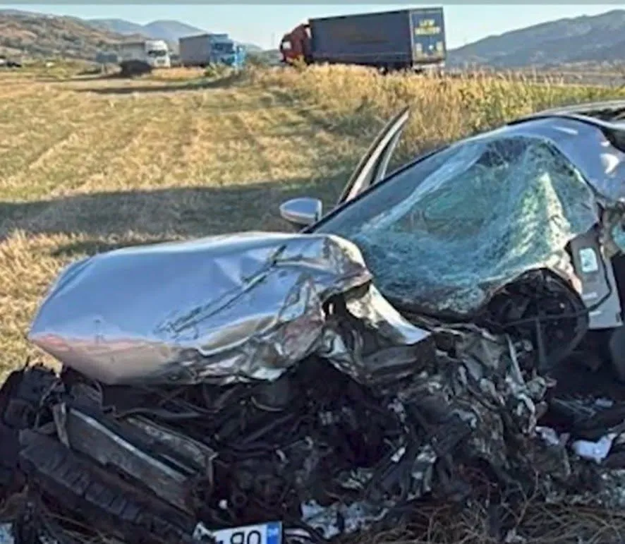 Tragedie pe Drumul Morții. Un șofer bulgar a murit după ce a intrat cu mașina între două TIR-uri în Caraș-Severin